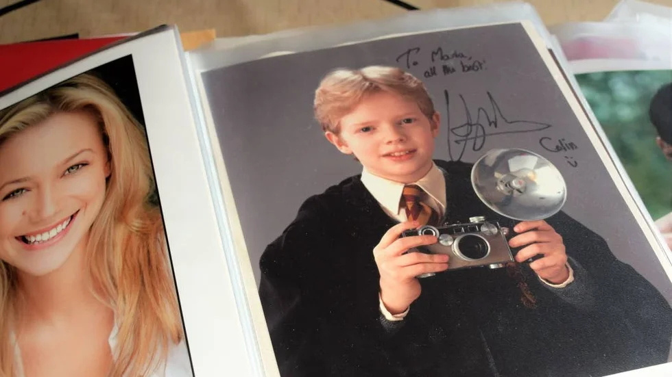 POTTERKARAKTÄR. Många karaktärer från filmerna om ”Harry Potter” finns i samlingen. Hugh Mitchell som spelar Colin Creevey i ”Harry Potter och hemligheternas kammare”, är en av dem. Han har även medverkat i ”Da Vinci-koden”.