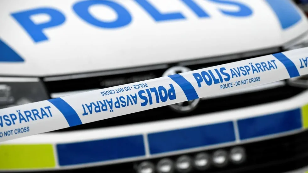 Våldsamt. Tumult uppstod när väktare skulle omhänderta en berusad man på ICA Supermarket på Porsön på tisdagskvällen.