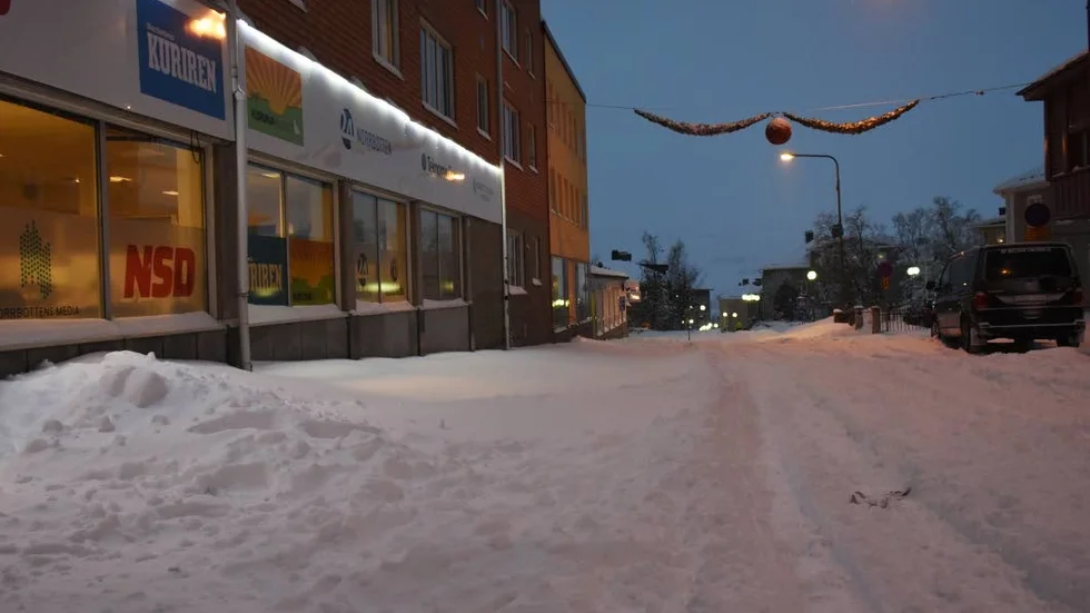 Snö. Även gatan utanför mediahuset var oplogad vid halv nio på fredagsmorgonen.