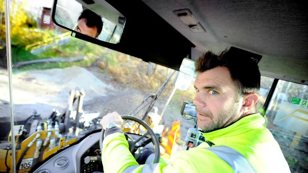 SNÖHJÄLTE. Forna NHL-proffset Niclas Wallin sköter snöröjningen på Storheden. "Snön driver fruktansvärt mycket, blåser rakt mot butiksentréerna", säger han.