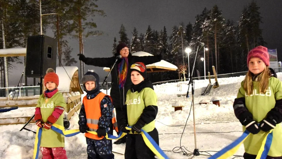 I onsdags invigdes Hällbackens förskola av bland andra Cornelia Nyström, Albin Eriksson, Eddie Jauhiainen och Moa Lundström, med föreskolechefen Maria Stark .