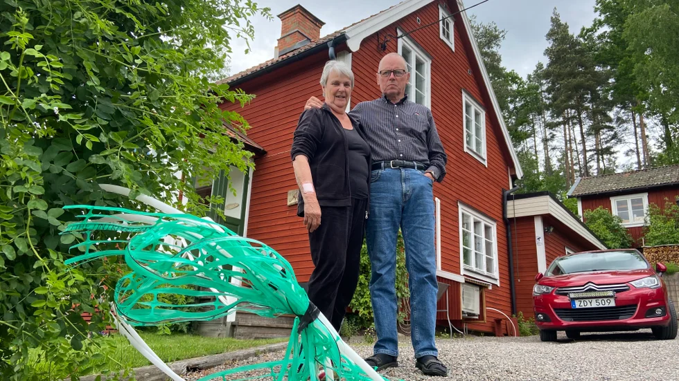 Anita och Mats Gärling är arga över fiberleverantörernas agerande, dels på grund av det dubbla grävandet, dels eftersom att de känner sig förda bakom ljuset.