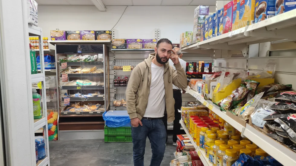 "Jag vet inte var jag ska ta vägen. Butiken riskerar att gå i konkurs om några veckor", säger Mohammad Abdalla om svårigheterna för butiken efter att Drottninggatan byggs om.