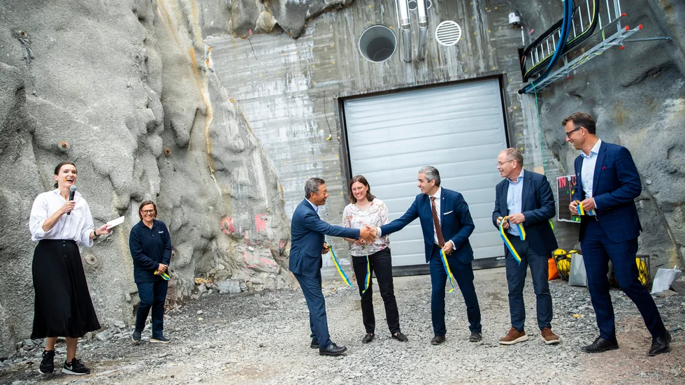 Bra jobbat! Energiminister Khashayar Farmanbar (S) skakar hand med SSAB:s tekniske direktör Martin Pei, som är idékläckaren av Hybritprojektet. Strax innan hade bandet klippts till vätgaslagret i Svartöberget.