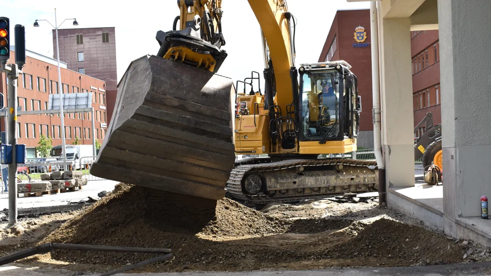 Medan arbetet pågår stängs en fil på E4 i södergående riktning av. En del av korsningen Viktoriagatan/Storgatan stängs också av.