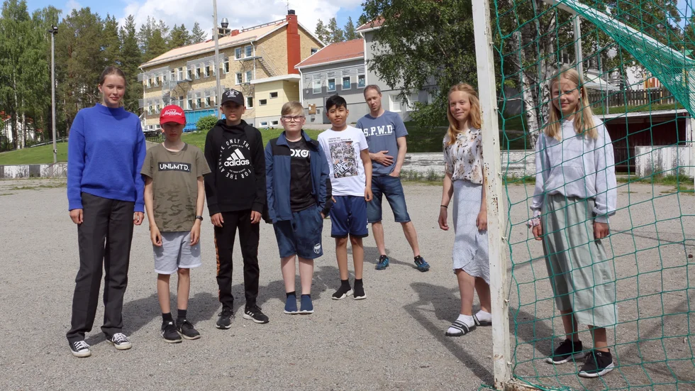 Barn och ungdomar i Jävre vill ha kvar hela sin hockey-fotbollsplan vid skolan. "Den används nästan varje eftermiddag och kväll", säger Sanna Wikberg.