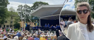 Nationaldagsfirande i Strängnäs färgade Ugglans park i gult och blått