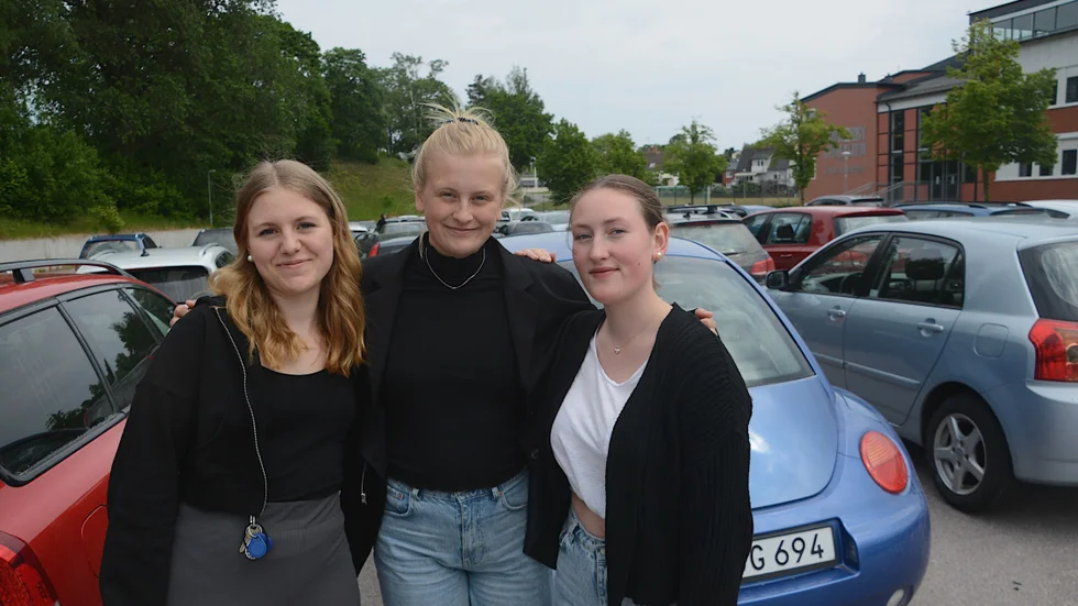 Miranda Skillnäs, Allis Nilsson och Tindra Karlsson kör alla bil till gymnasiet och tycker att det behövs en parkeringsplats som är anpassad efter elevernas behov. "Förslaget om parkeringen på "bassängtaket" vid gympahallen blir bra om det är tillräckligt med platser och parkeringstid", säger de.