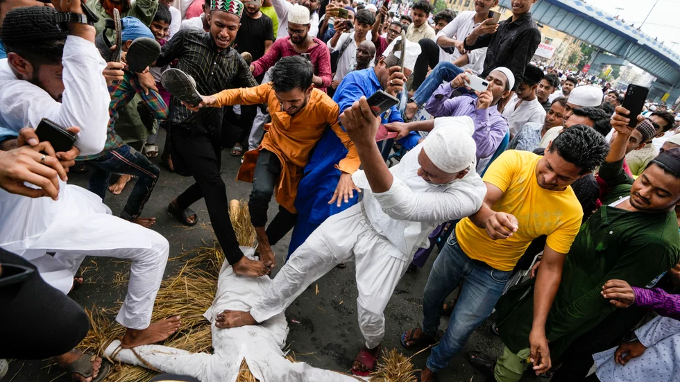 Uttalanden från två talespersoner för regeringspartiet BJP ligger bakom protesterna. I Calcutta förstördes avbildningar och brändes bilder på talespersonerna.