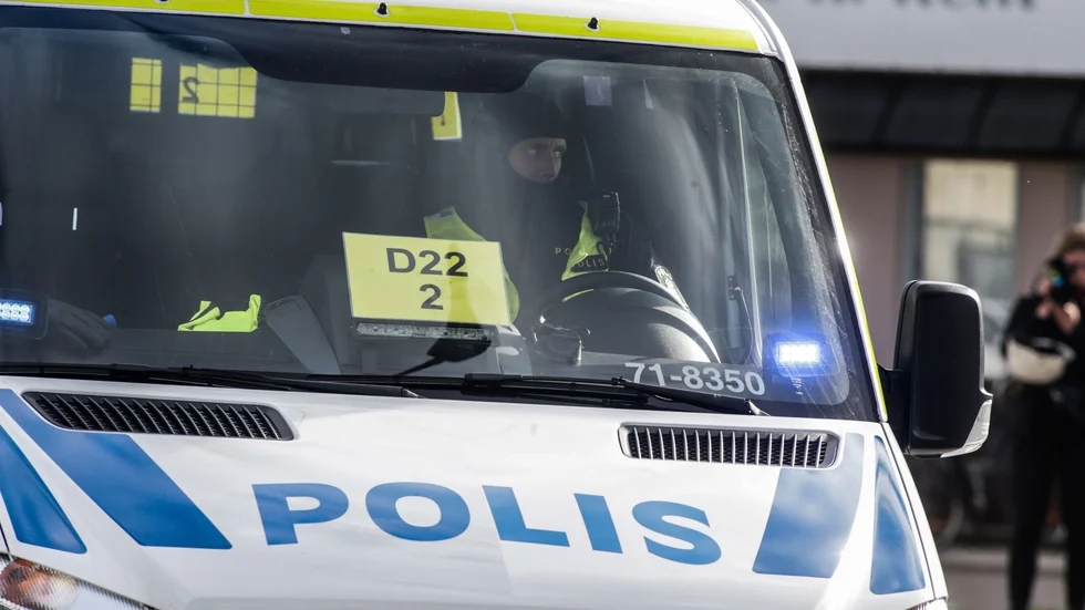 En man åtalas för att ha slagit på en polisbil vid moskén i Uppsala när Rasmus Paludan dök upp på första maj.