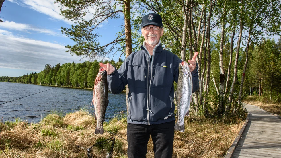 Två fiskar fick Henry Kemppainen ganska fort. En tredje fisk slets sig. "Jag tävlar alltid när de har tävling här", säger han.