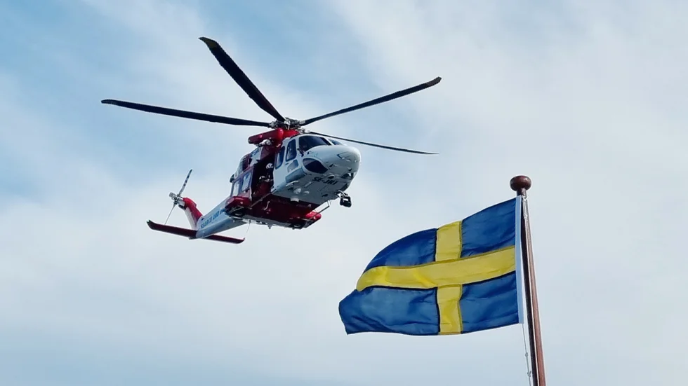 Sjöfartsverkets räddningshelikopter hovrade över båten till Gotska Sandön under övningen.