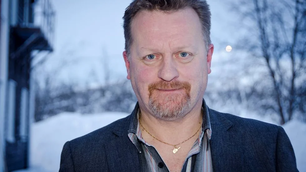 STORMIGT. Kenneth Stålnacke , rektor på Malmfältens folkhögskola, försökte tynga ned det som fanns kvar av koppartaket. "80 kilo muskler", säger rektorn och skrattar.