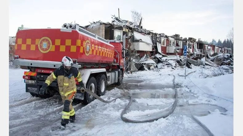 Totalförstörd. Hyreshuset på Hertsön totalförstördes troligen i den kraftiga vindsbranden under natten till måndagen.
