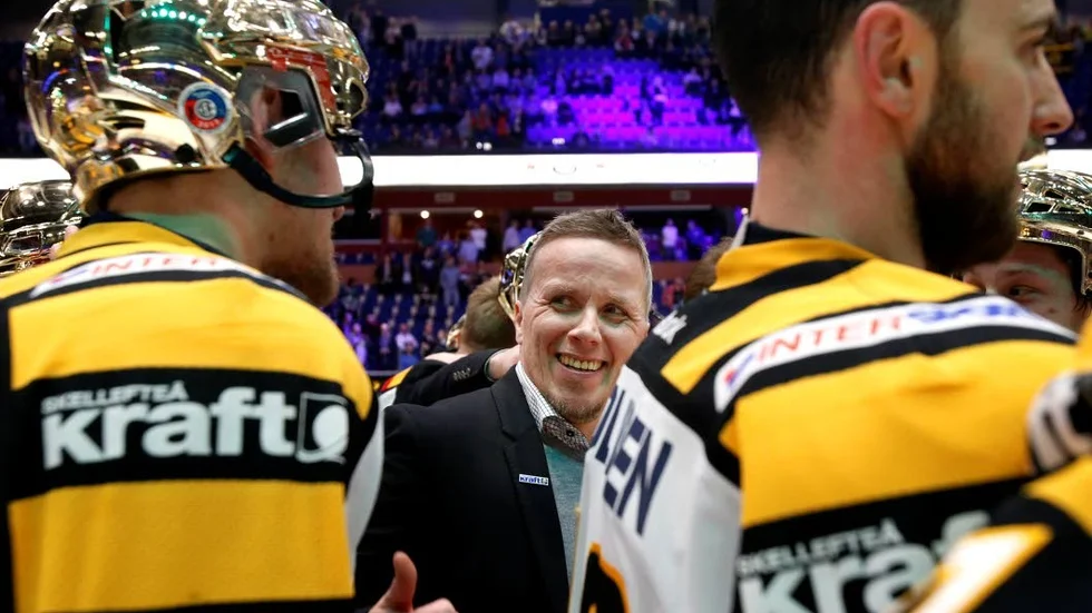 Guld. Här firar Hans Wallson guldet tillsammans med laget efter 4–0 i matcher mot Färjestad.