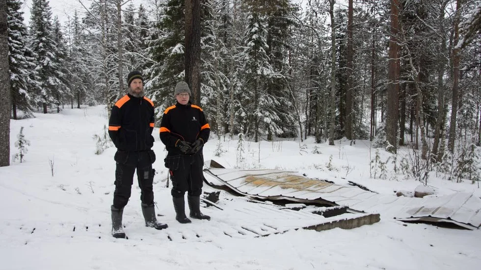 En rejäl brasa. Inte mycket återstår av vedboden och dasset, konstaterar Fredrik Lundström och Ronny Eriksson från kommunens arbetsmarknadsförvaltning. De brukar köra ut ved till rastplatserna runt Hertsöträsket.