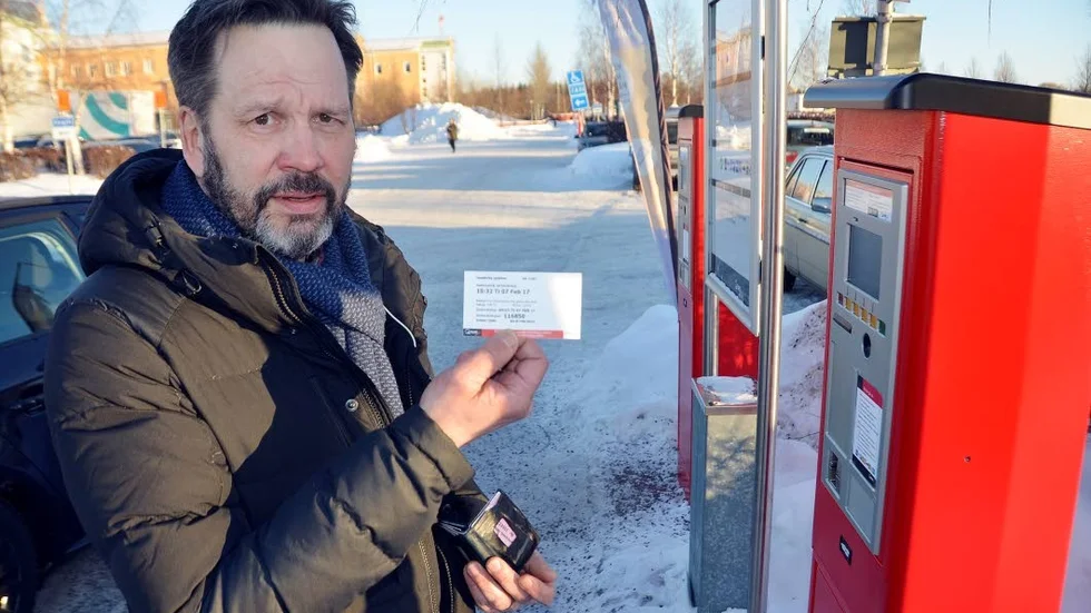 Under en minut . Så länge tog det för Mats Isaksson att få ut sitt p-kvitto. " Det bästa är att lösa instruktionen före man sätter in i kortet, annars kan köpet avbrytas för att det tar för lång tid".