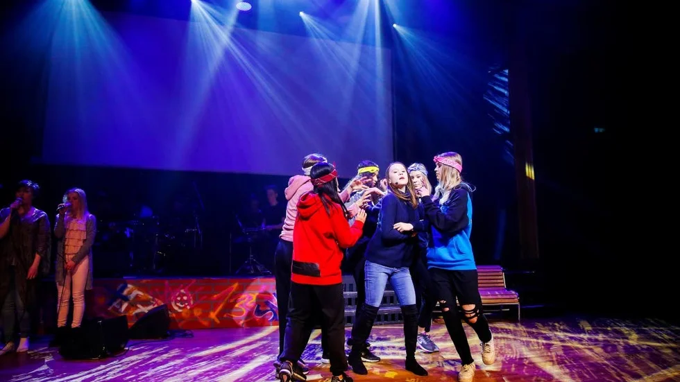 Huvudroll. Saga Midfjäll (i mitten av gruppen) spelar Lucia, en av huvudrollerna i musikalen.
