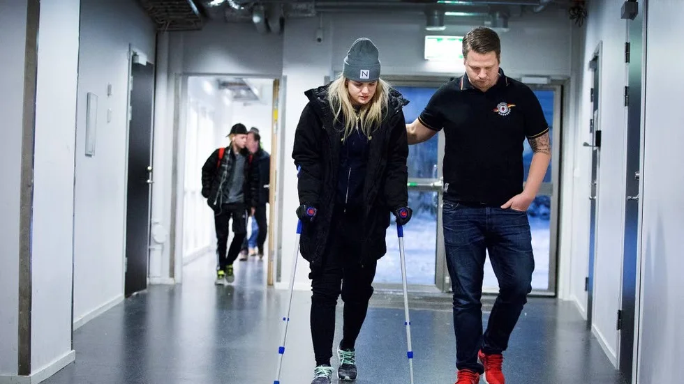 Smärta. Från sidan fick Emma Nordin följa lagets slutspel i fjol.