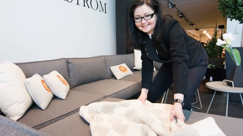 Puffar. Carina Wikström ser till så att allt är piffigt och puffat på utemöbelsavdelningen.