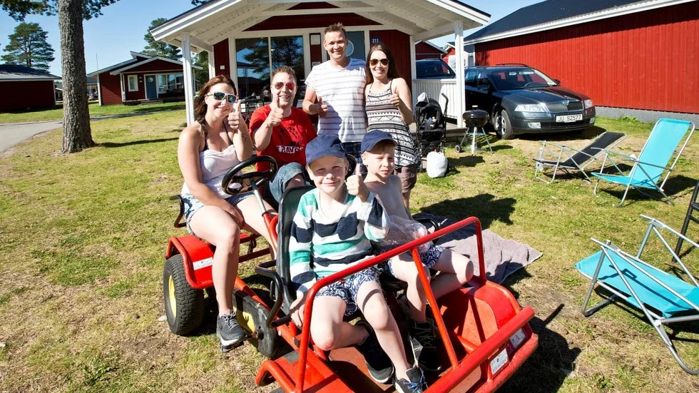 Norrmän. Premiär vid Pite havsbad är det för fr v Benjamin och William Jensen med föräldrarna Siv-Hege Isaksen och Lars Kristian Jensen, samt där bakom Maja Skogsvang och Tom Are Nilsen – alla från Lynge i nor-Troms.