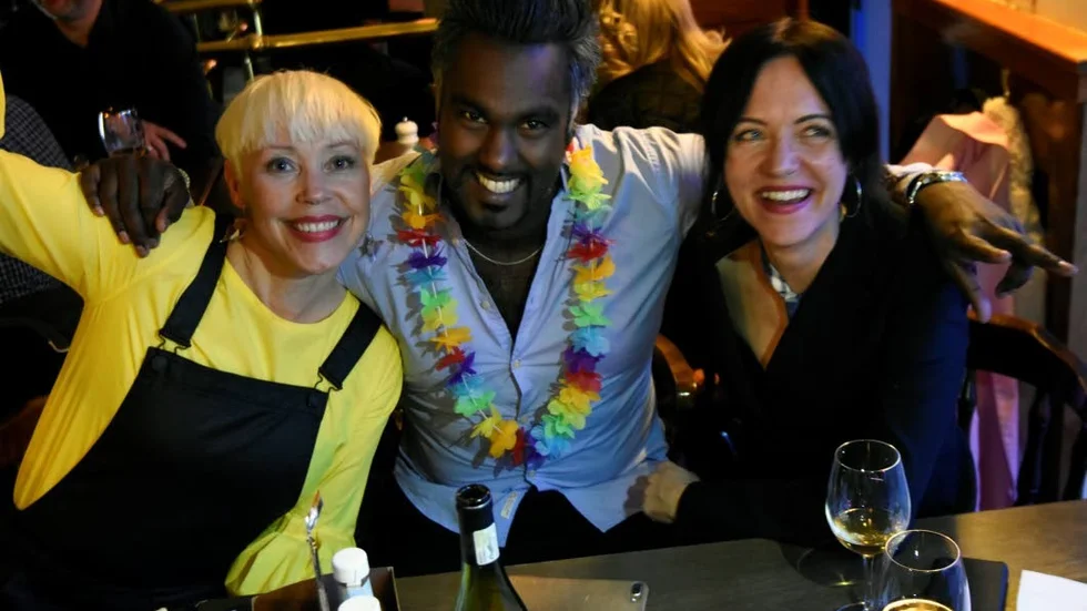 Regnbågsafton på Bishops Arms. Ella Jonsson, Erik Jönsson och Malin Naess