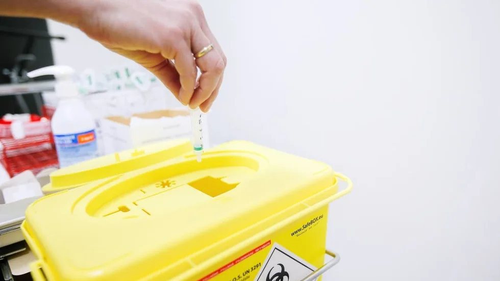 Insamling. Ett led i sprututbytesprojektet är insamlingen av förbrukade kanyler och sprutor. För att få tillgång till rena sprutor måste missbrukarna ta med sina använda sprutor och överlämna de till sjukvården.
