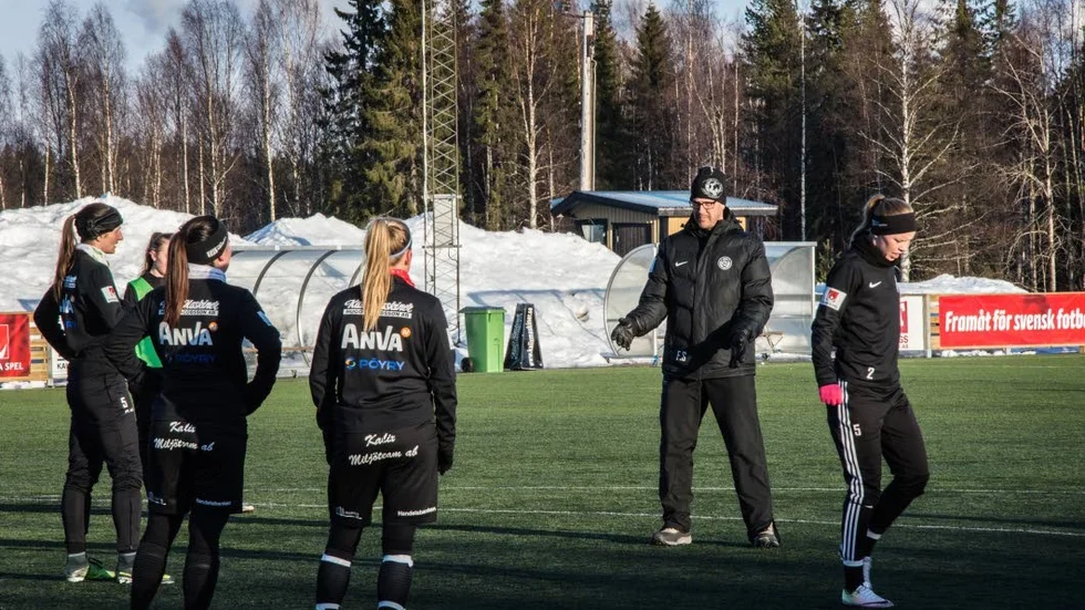 Förberedelser. Tränaren Fredrik Söderholm jobbar hårt med laget inför hemmapremiären mot Uppsala i morgon. "Då får vi se hur bra vi egentligen är", säger han.