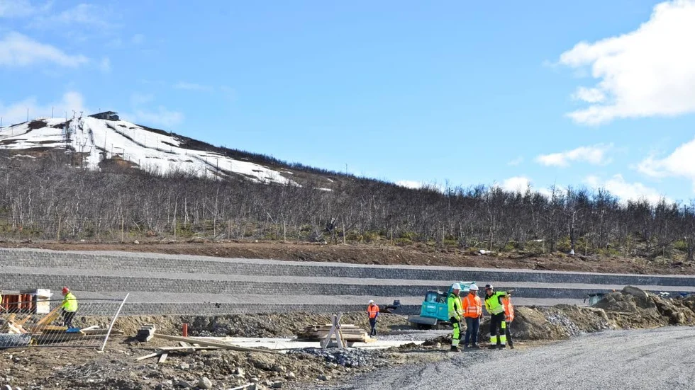 INSPEKTION. Platsen där B5 ska stå inspekteras dagen innan flyttlasset går.