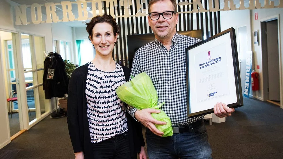Prisas. Kurirens reporter Mikael Leijon mottar barncancerfondens pris för sin reportageserie om barncancer. Amelie Furborg delade ut priset.