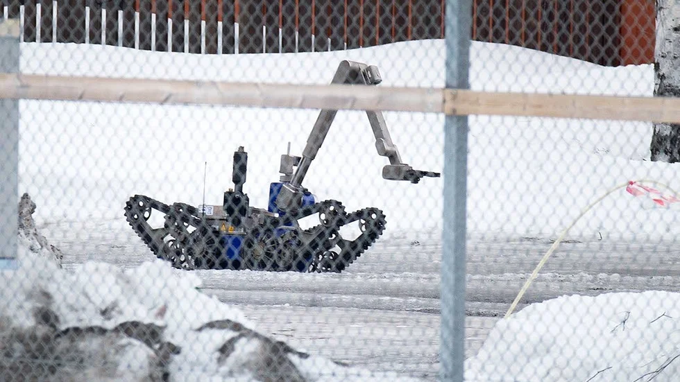 En bombrobot skickades in för att undersöka föremålet.