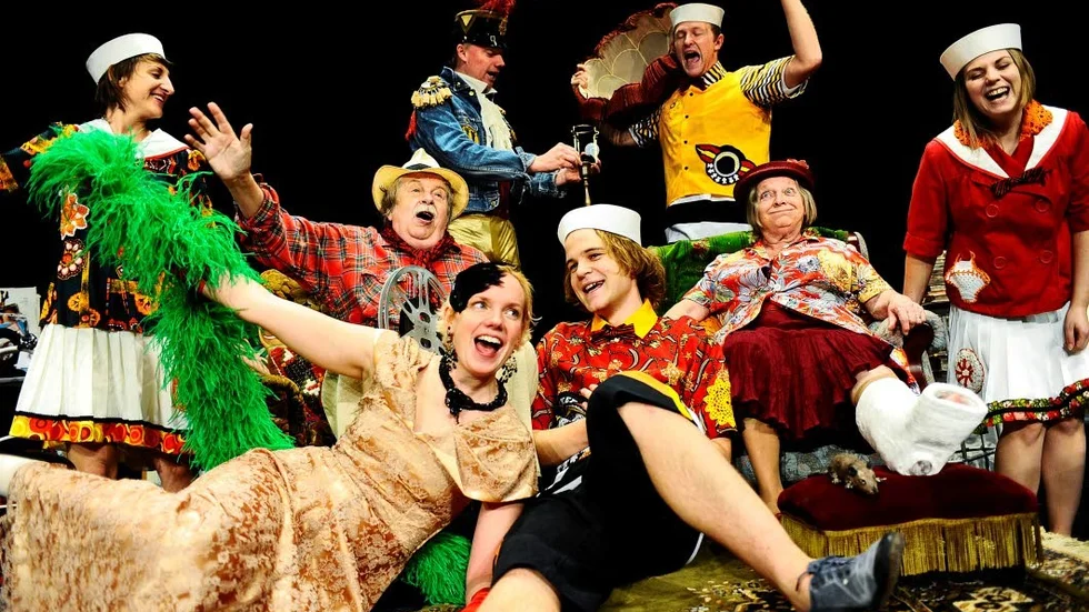 I TIDEN.  Lars Paulin, Harry Friedländer, Alexandra Pallfy, Staffan Westerberg, Sara Arnia, Anna Dahlgren, Karin Paulin Ek och Victor Wigardt.Foto: Josefin Wiklund