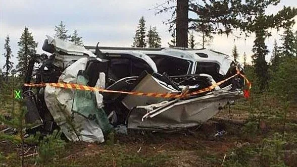 Krossat vrak. Bilen flög 50 meter i luften och voltade sedan lika långt innan den stannade mot ett träd. Det gick efteråt knappt att urskilja vad som var bak och fram på vraket.