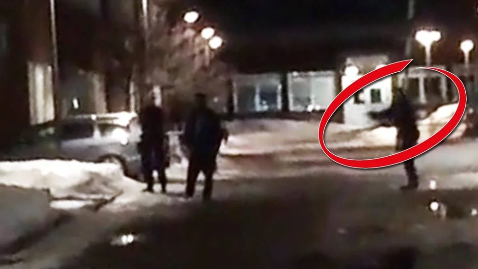 Här drar polisen pistol och avfyrar ett varningsskott under tumultet på Sjöparksskolan.