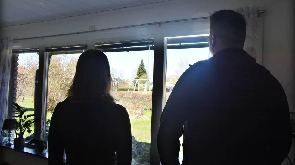 TJÄNSTEFEL. Föräldrarna anser att rektorn begick tjänstefel när hon inte polisanmälde lärarens misshandel av deras son. Mamman berättar att hon blev uppringd på jobbet vid lunchtid av rektorn på skolan. "Hon sa bara att min son blivit kränkt av en vuxen personal verbalt och fysiskt. Jag frågade också vad som hänt och fick beskedet att min son hade blivit lyft i halsen tills han lättade från backen."