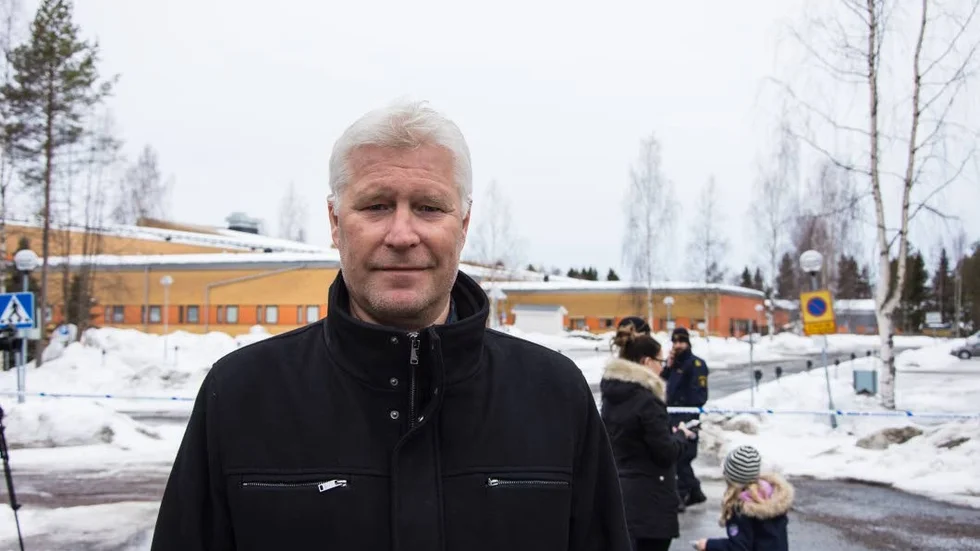 Skolan stängd. Norrskenets friskola var tvungen att hålla stängt under tisdagen, sedan polisen spärrat av Björkskatan. "Vi behöver samla ihop personalen för att diskutera hur vi ska göra imorgon, det kan komma reaktioner bland de mindre barnen" säger rektor Anders Resin.