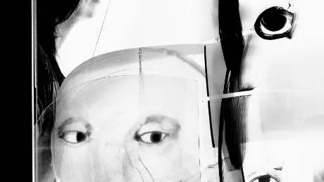 Stipendiaten Maria Miesenberger sedd genom Ann Wolffs verk "The mask".