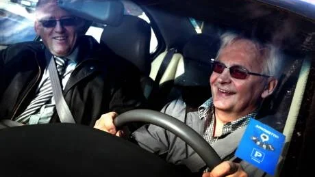 Skrotar p-skiva. Tekniska nämnden med ordföranden Tommy Gardell (S) har beslutat att p-skivans saga är all i sommar. På passagerarsidan Bertil Klintbom, chef för teknikförvaltningen.arkivFoto: Henrik Radhe