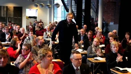 Kulturpristagare.  Årets kulturpristagare är konstnären Lars Jonsson, Hamra, som med stolthet stegade fram för att ta emot priset. "Jag är väldigt tacksam" sade han och bedyrade att han har ett starkt hjärta för Gotland.Foto: Henrik Radhe