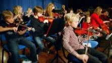 <7GT_Bildrubrik>KONSERT. </7GT_Bildrubrik>I onsdags kväll höll ett 70-tal av Kulturskolans elever på sudret sin årliga konsert "Smällkaramellen" på Hemsegården.