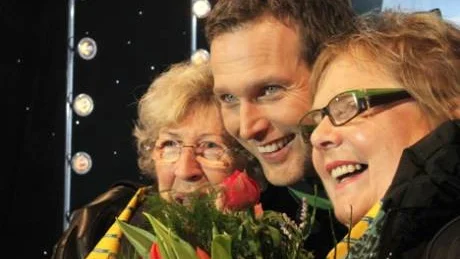 Vinnarsystrar. Systrarna Ingrid Klevemyr och Märta Herlitz poserar inför kamerorna med programledaren Rickard Sjöberg.