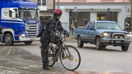 Cyklist i en rondell (personen har inget med artikeln att göra).