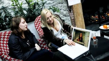 När Emelie Bergbohm och Annika Fehling i går presenterade det nya konceptet för vårens två "Living room" fanns gotländska Charlotte Berg med via dator där hon berättade att hon samma kväll släpper sin nya platta "Fritt fall".