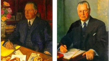 Två upplagor av Gotlandskungen C-E Ekman. Den vänstra är målad av Hjalmar Strååt till konsulns 50-årsdag 1927. Den hänger hos Ekmans skeppsmäkleri. Den högra tavlan målade Ivar Kamke 1954, samma år som konsuln dog. Den finns nu hos Skepparegillet.
