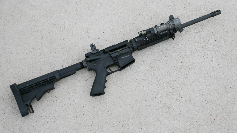 Mannen använde sig av ett halvautomatiskt gevär av modellen AR-15 (bilden), som förekommit vid många tidigare skjutningar i USA. Arkivbild.