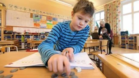 Matte före maten. Denniz Dahlby i årskurs två multiplicerar.