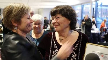 Kram. Ledamoten Eva Engström (t.v) var en av många som ville krama om årets kulturpristagare Eva Pettersson, som i går fick sitt pris av regionfullmäktige.Foto: Rolf JÖnsson