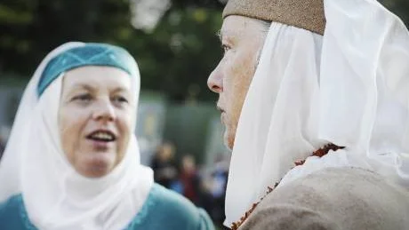 Entusiaster. Elisabeth Rönnholm (till vänster) är en trogen deltagare under Medeltidsveckan. Här tillsammans med Gunilla Rappe, som berättar om en pilgrimsvandring hon gjort till Santiago de Compostela. Dit vandrade bland annat Heliga Birgitta under medeltiden.