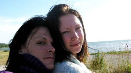 Före bytet. Som man hette Julia Per. När de varit tillsammans i tre månader berättade hon för Linnéa att hon alltid känt sig som kvinna. "Jag kände att jag kunde lita helt på henne", säger Julia.