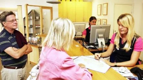 Turistservice. Sofia Engström hjälper Jan-Åke och Christina Sääfe, Uppsala, att hitta rätt på den gotländska landsbygden. I bakgrunden Renante Hall.
